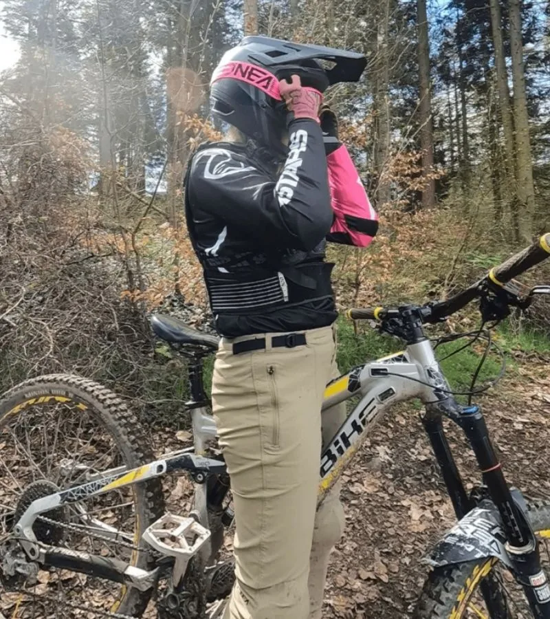 Vanessa setzt ihre Goggle auf bei ihrem MTB Warm Up