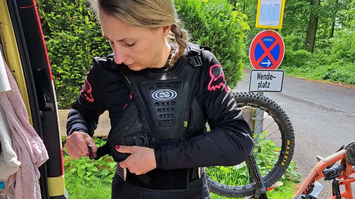 Vanessa zieht ihren Rückenprotektor an.