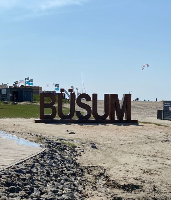 Strand mit Buchstaben Büsum