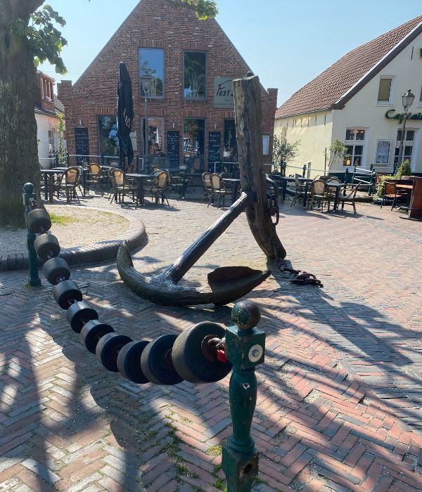 Anker Statuen vor einem Caffe