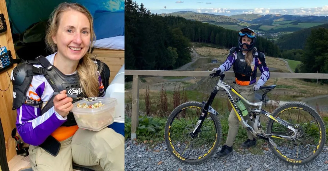 Vanessa sitzt im Van und isst eine Mahlzeit nach einem Tag im Bikepark