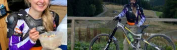 Vanessa sitzt im Van und isst eine Mahlzeit nach einem Tag im Bikepark