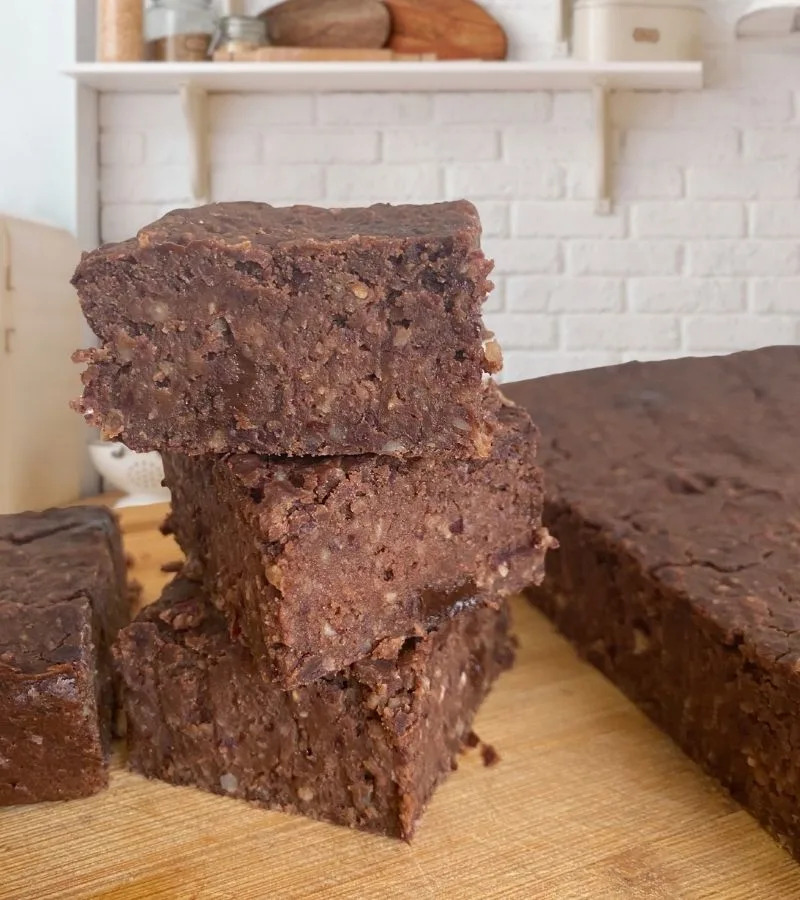 Protein Brownies aufgestapelt auf einer Küchentheke