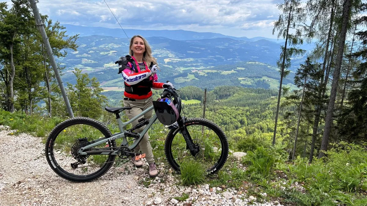 Vanessa steht mit ihrem Mountainbike auf der Petzen