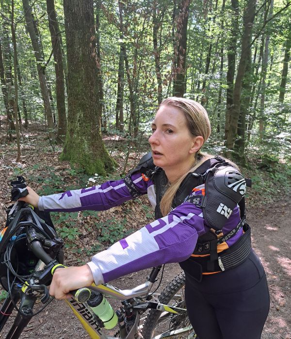 Mountainbike Fahrerin guckt angestrengt vom Uphill