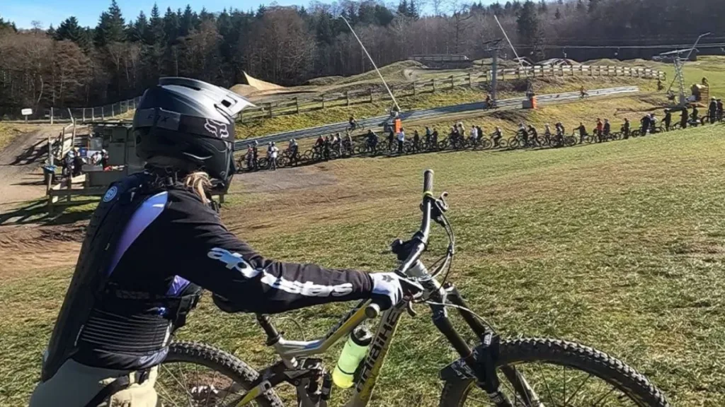 Vanessa steht am Bikepark Olpe Lift an