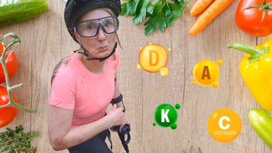 Buntes Gemüse mit Kartoffeln auf einem Tisch