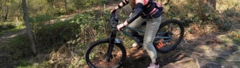 Mountainbike Fahrerin will einen Berg runterfahren