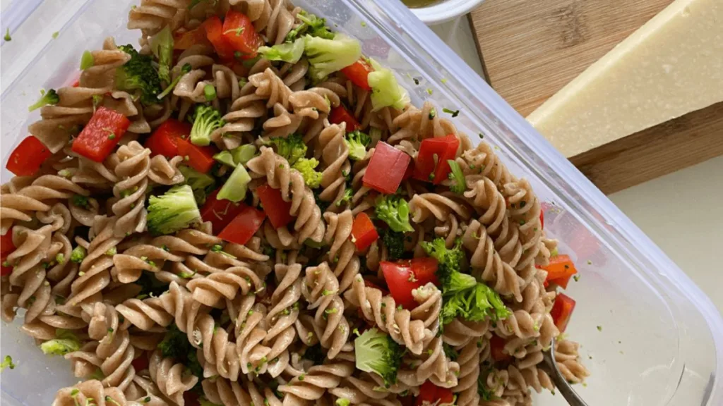 Nudelsalat mit Calcium, Vitamin D, Vollkorn und Eiweiß für stabile Knochen
