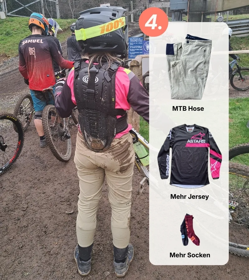 Vanessa von hinten mit Matsch an ihrer MTB Hose