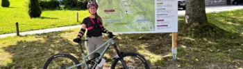 Mountainbike Fahrerin steht im Trailpark Bischofsmais