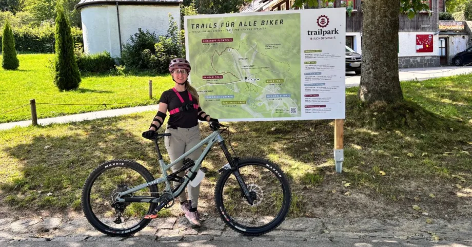 Mountainbike Fahrerin steht im Trailpark Bischofsmais