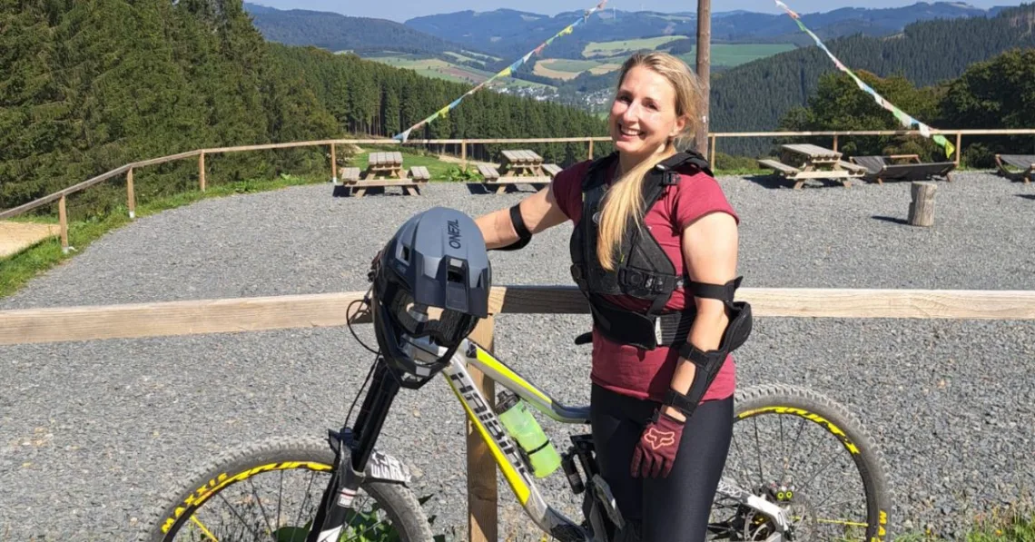 Vanessa steht im Green Hill Bikepark auf dem Berg