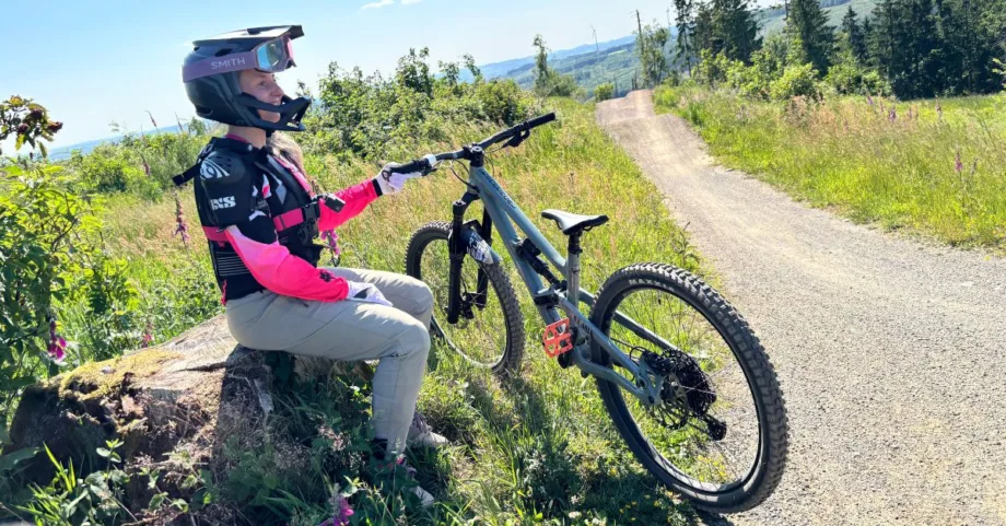 Mountainbiker ab 40 macht Pause auf dem Trail – gesundes Mountainbiken und Vorsorge mit Check-up 35