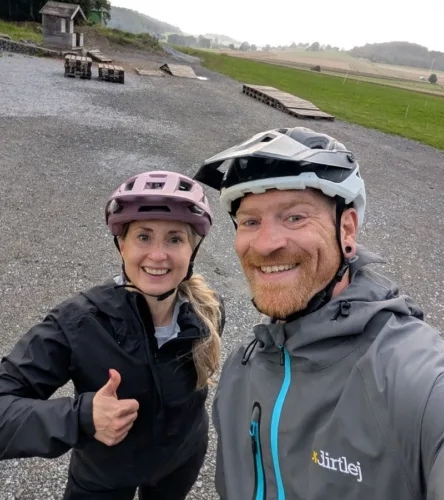 Vanessa und Björn von der  Bikeschule Biketherapy nach dem MTB Kurs.