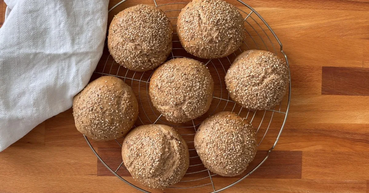 Vollkorn Burger Buns auf einem Abkühlgitter