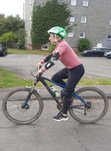 Vanessa sitzt als Mountainbike Anfängerin auf einem Mountainbike