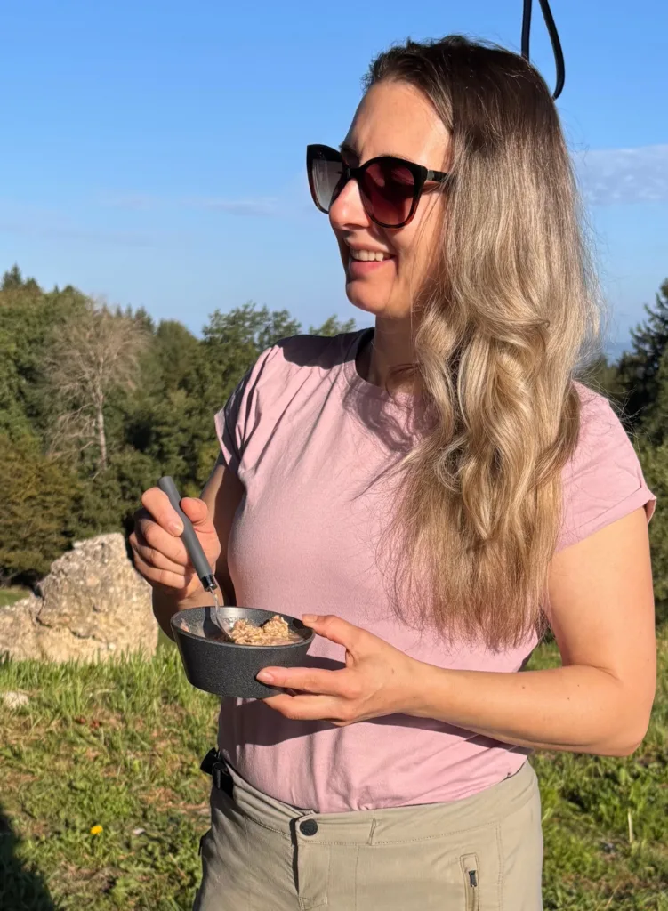 Vanessa bereitet ein Frühstück zu.